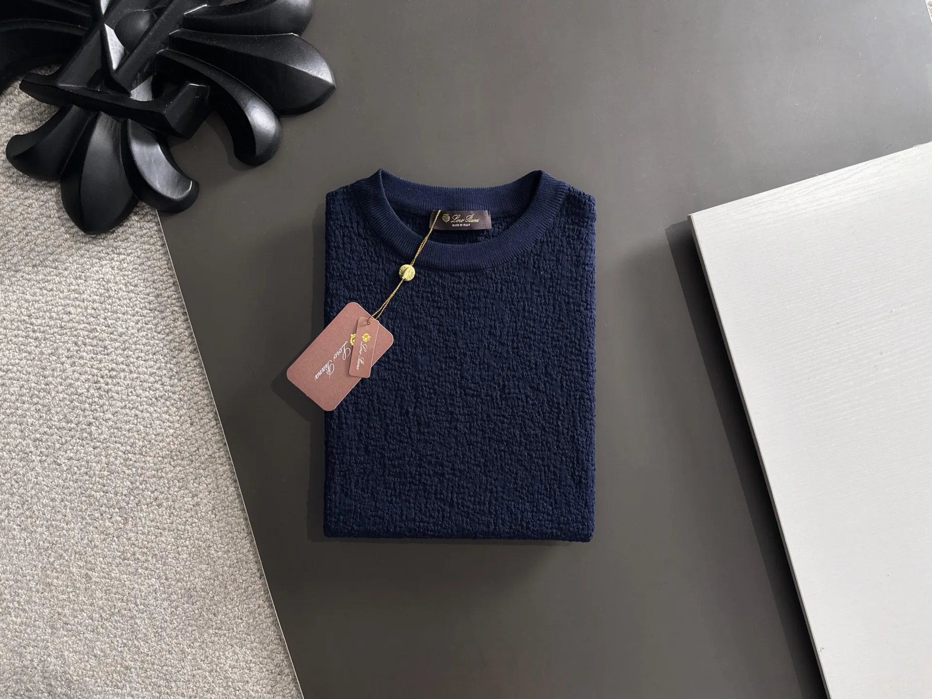 Next day shipment LP high quality Loro Piana 26ss New Arrival men's short-sleeved T-shirt Made of combed cotton yarn knitted cotton fabric, no pressure when entering and exiting the counter Exclusive control of raw materials It feels substantial when weighed, and the upper body is more textured than ordinary T-shirts. This texture can cope with the weather easily and is suitable for both hot and cold! Loose fit design, looks noble. The only correct version is available Size: M to XXXL